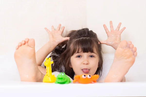 孩子们在泡泡浴 孩子们在浴缸里洗澡 小女孩在玩水 泡泡浴中的橡胶鸭 — 图库照片