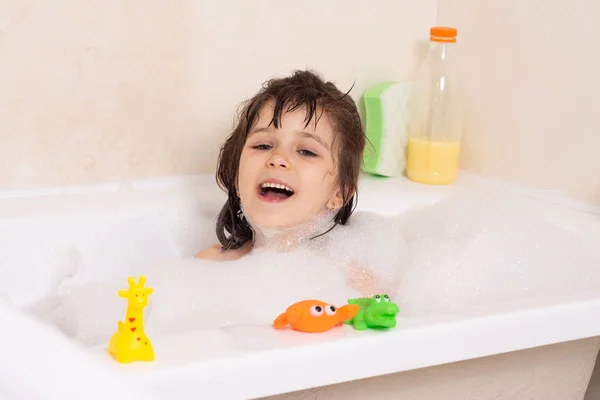 Miúdos Tomar Banho Espuma Banho Infantil Banheira Menina Brincando Com — Fotografia de Stock