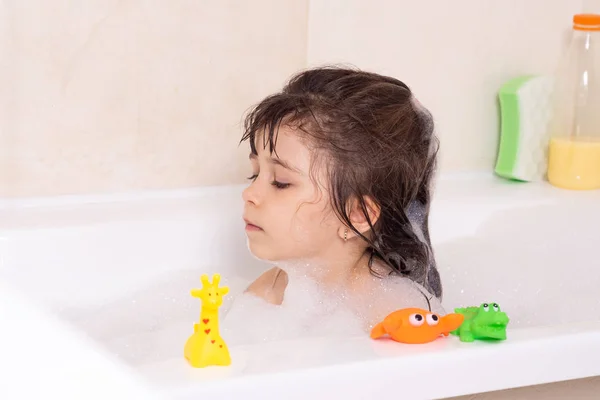 Ein Kleines Mädchen Badet Einer Badewanne Mit Schaum Und Seifenblasen — Stockfoto