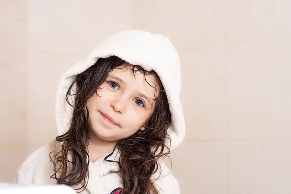Glückliches Kind Mit Nassen Haaren Bademantel Nach Dem Baden Oder — Stockfoto