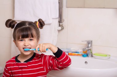 Çocuk evde tuvalette uyumadan önce diş temizliyor.. 