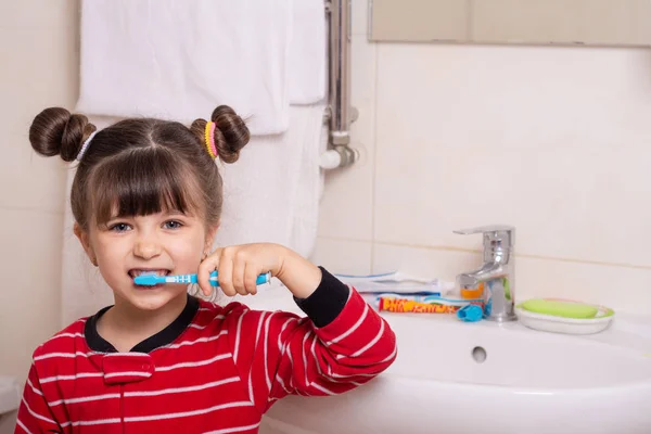 Kid Está Limpando Dentes Antes Dormir Banheiro Casa — Fotografia de Stock