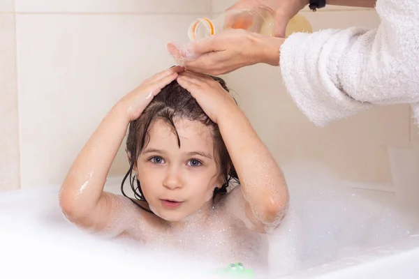 Las Manos Mamá Están Lavadas Pelo Niño Con Champú Baño —  Fotos de Stock