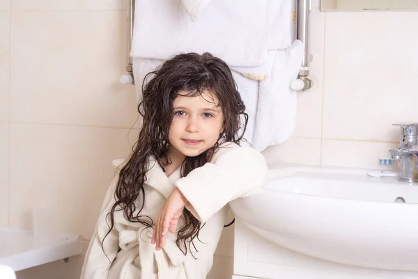 Niedliches Kleines Mädchen Beim Waschen Der Badewanne Schöne Glückliche Kleine — Stockfoto