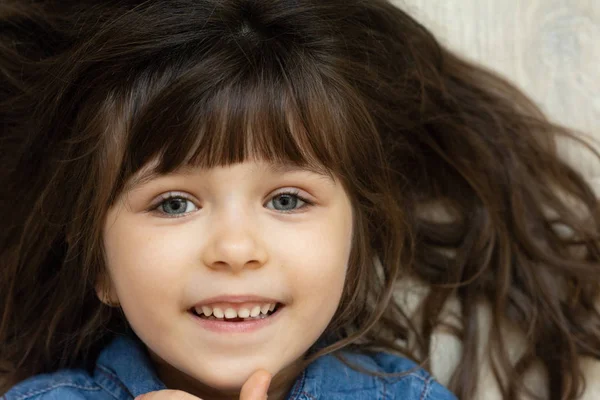 Portrét Šťastného Dítěte Holčička Kudrnatýma Hnědovlasýma Velkýma Modrýma Očima Nebo — Stock fotografie