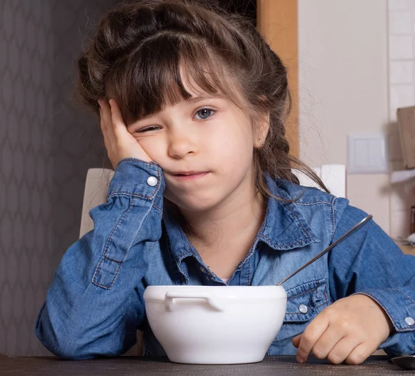 Miúdo Recusa Comer Mãe Alimentando Seu Filho Sopa Legumes Saudável — Fotografia de Stock