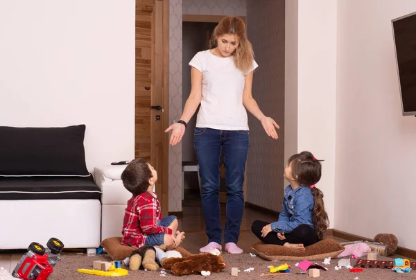 Annem evi toparlamaya çalıştı. Çocuk dağınık oyuncaklar. Evde karışıklık var..