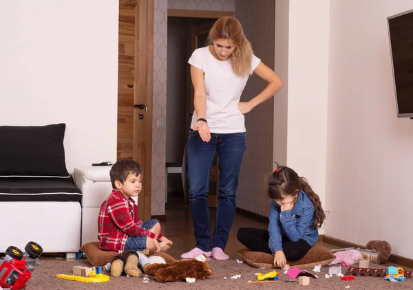 妈妈累了整理房子 儿童散落的玩具 在房子里乱七八糟 — 图库照片