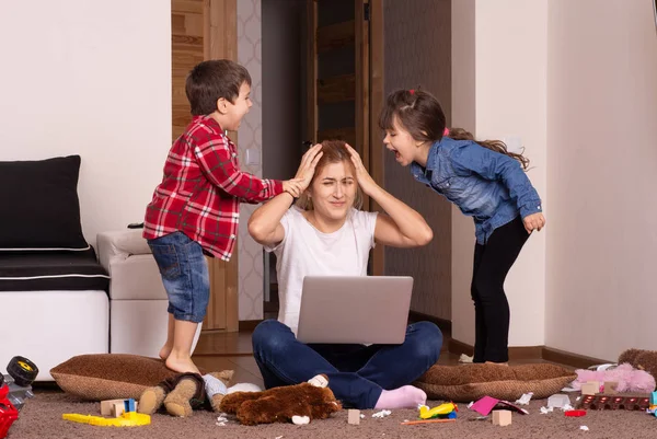 Ocupada Madre Niños Jugueteando Mujer Multitarea — Foto de Stock