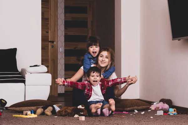 Giovane Madre Felice Che Abbraccia Due Bambini Casa Fratelli Sorelle — Foto Stock