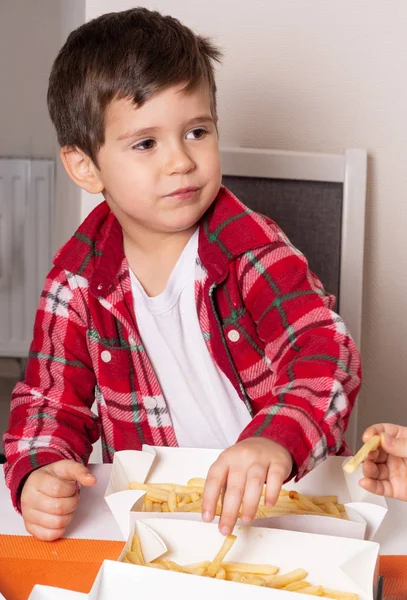 Criança Feliz Comendo Batatas Fritas Fast Food — Fotografia de Stock