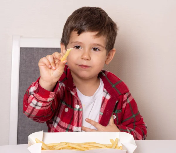Criança Feliz Comendo Batatas Fritas Fast Food — Fotografia de Stock
