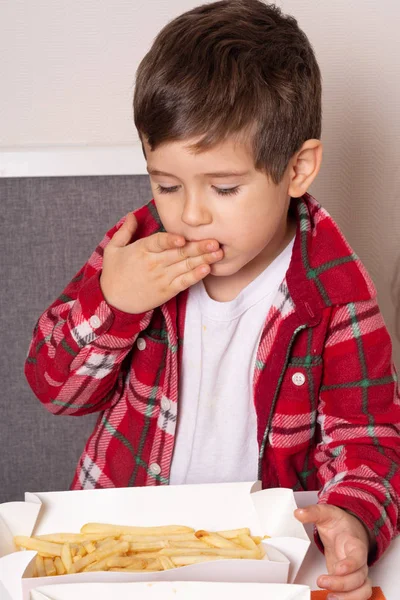 Criança Feliz Comendo Batatas Fritas Fast Food — Fotografia de Stock
