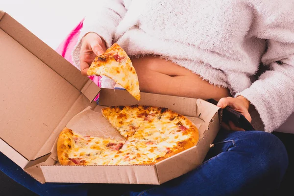 Vrouw Met Overgewicht Die Pizza Eet Kijkt Bank Vet Overgewicht — Stockfoto