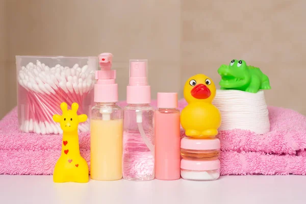 Accessoires Bébé Jouet Sur Table Contre Salle Bain Savon Liquide — Photo