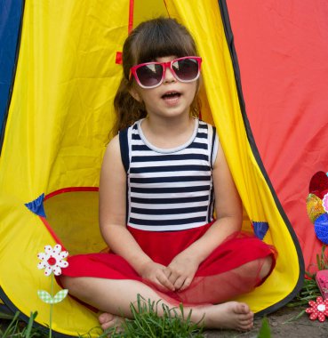 Merhaba yaz! Güzel bir çocuk, yaz tatili, küçük bir turist, turizm..