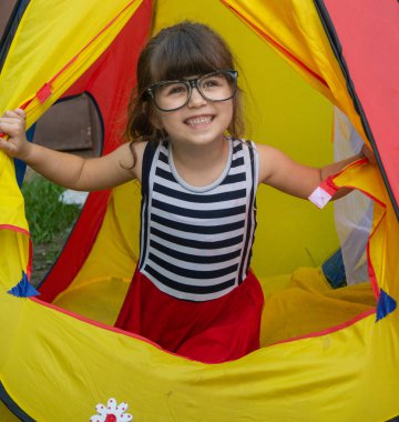 Merhaba yaz! İyi havanın tadını çıkar. Mutlu bir çocukluk. Küçük kız gülümsüyor.