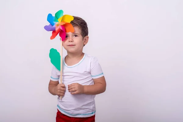 Yaşındaki Neşeli Çocuk Beyaz Bir Tişört Giyiyor Gülümsüyor Elinde Renkli — Stok fotoğraf