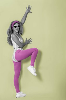 80 'lerin tarzında güzel bir kızın portresi olan poster. Pop sanatçısı, aerobik, spor. Asgari çağdaş kolaj sanatı.