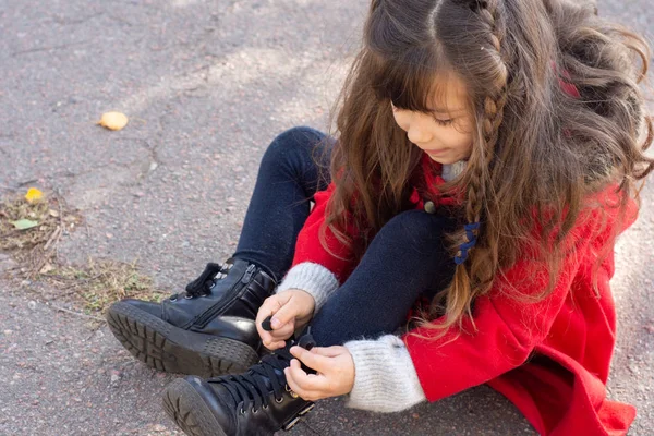 Die Feinmotorik Der Hände Des Kindes Kleines Mädchen Bindet Schnürsenkel — Stockfoto