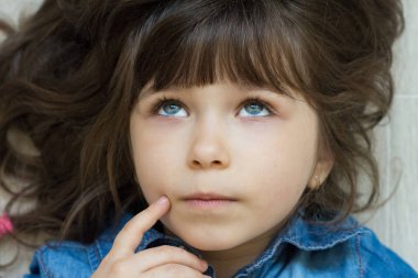 Meraklı bir çocuğun portresi. Öğrenme arzusu