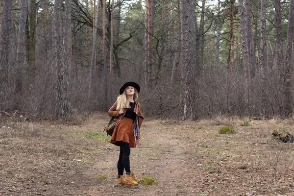 Mujer Feliz Senderismo Aire Libre Con Bolsa Sombrero Ropa Interior — Foto de Stock