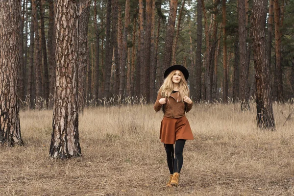Девушка Путешественница Природе Лесу Рюкзаком Путешествия Кемпинге Концепция Travel Lifestyle — стоковое фото