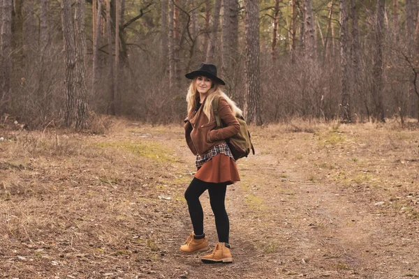 Mujer Feliz Senderismo Aire Libre Con Bolsa Sombrero Ropa Interior — Foto de Stock