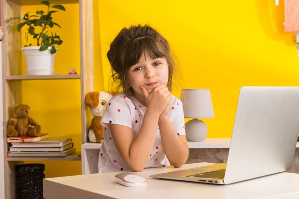 Online Schule Mädchen Mit Laptop Fernstudium Oder Fernstudium Mädchen Lernen — Stockfoto