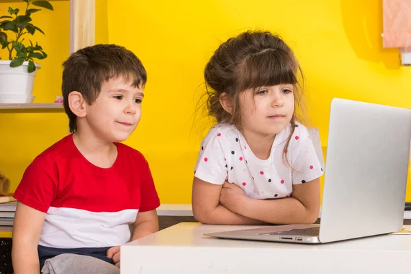 아이들을 아이들은 행복하게 미소를 원격으로 지식을 얻습니다 아이들은 집에서 노트북을 스톡 이미지