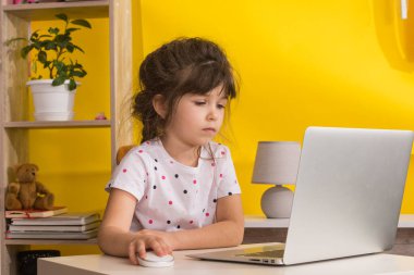 Video öğretmeniyle internetten kız öğrenci çalışması. Mutlu genç kız dizüstü bilgisayar dinlemeyi ve evde dizüstü bilgisayara bakmayı öğreniyor. Uzaklık eğitimi kavramı.