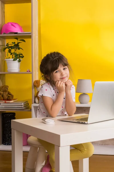 Meisjesstudent Studeert Online Met Videolerares Gelukkig Jong Meisje Leren Met — Stockfoto