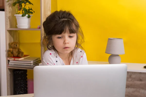Online Iskola Laptopot Használó Kislány Távolsági Oktatás Vagy Távoktatás Gyereklány — Stock Fotó