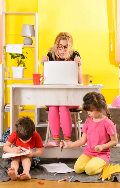 Mama Pracuje Domu Zdenerwowane Dzieciaki Podłodze Zajęty Rodzic Rozwiązywanie Problemów — Zdjęcie stockowe