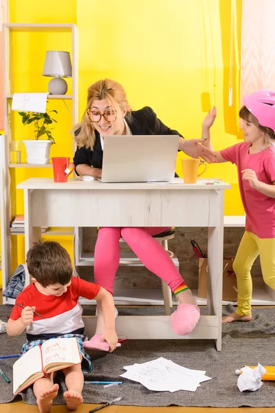 Çocuklarla Evde Çalışmak Aileler Dizüstü Bilgisayarda Çocuklar Oyun Oynarken Çalışırlar — Stok fotoğraf