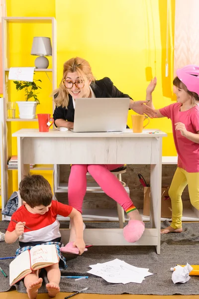 Travailler Maison Avec Des Enfants Les Parents Travaillent Sur Ordinateur — Photo