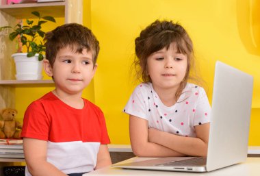 Anaokulu uzaktan öğrenme dersleri. Çocuk dizüstü bilgisayar kullanıyor. Çevrimiçi Eğitim ve Çocuk Konsepti. 