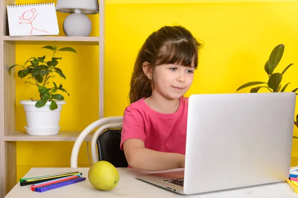 Scuola Online Ragazzina Che Usa Portatile Istruzione Distanza Apprendimento Distanza — Foto Stock