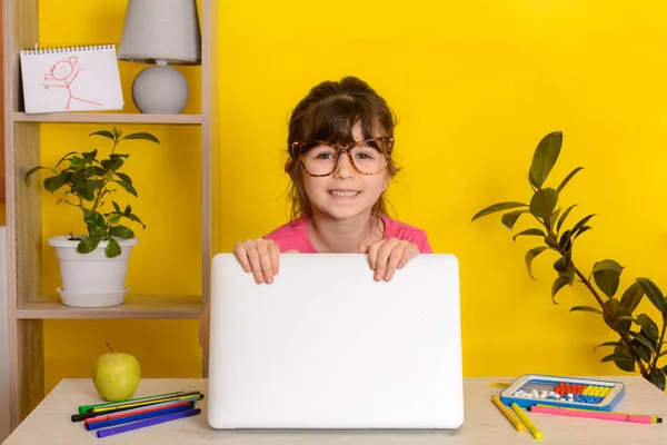 온라인으로 선생님 합니다 소녀는 노트북을 사용하여 강의를 집에서 노트북을 배웁니다 — 스톡 사진
