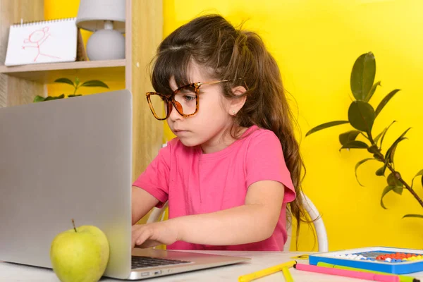 ビデオ通話の先生とオンラインで女子学生の勉強 幸せな若い女の子は ノートパソコンの講義を聞き 自宅でノートパソコンを見て学ぶ 距離教育の概念 — ストック写真
