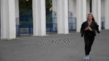 Kaçan çekici sarışın kız