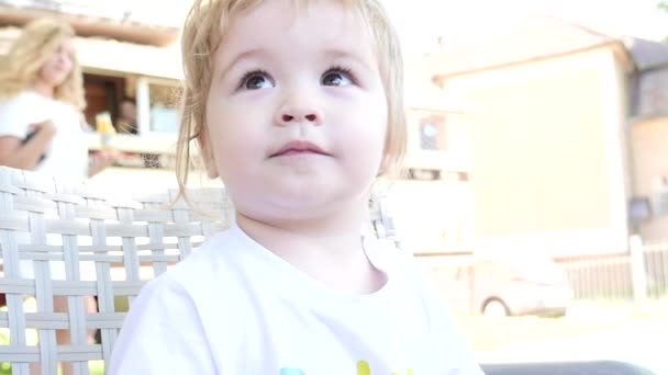 Carino bambino battendo le mani e sorridendo all'aperto rallentamento — Video Stock