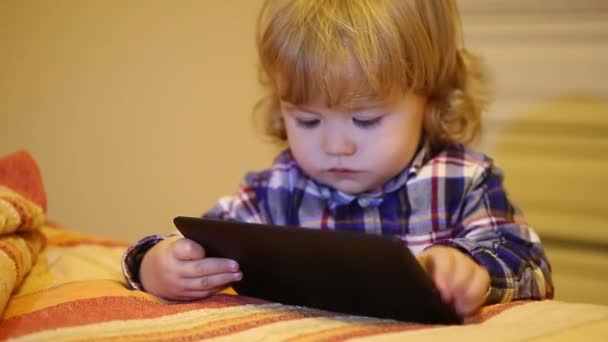 Bebé niño con la tableta PC — Vídeos de Stock