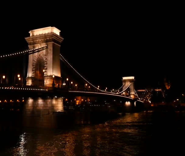 Łodzi turystycznych, przechodząc pod Budapest Chain Bridge nocą — Wideo stockowe