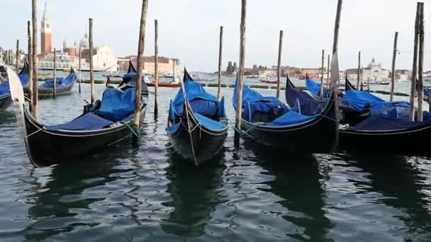 Gondels in Venetië water — Stockvideo