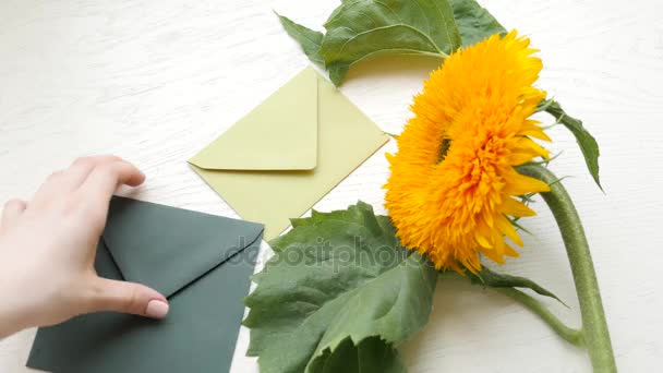 Letras y flores en la mesa de madera — Vídeos de Stock