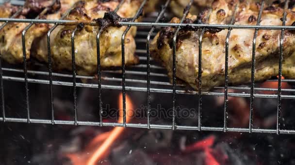 Барбекю с вкусным мясом на гриле — стоковое видео
