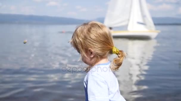 Kleine jongen aan het meer — Stockvideo