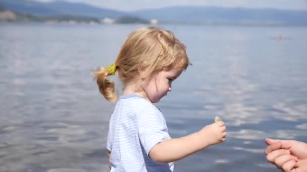 Mały chłopiec nad jeziorem — Wideo stockowe
