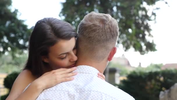 Par i kärlek krama i en park — Stockvideo